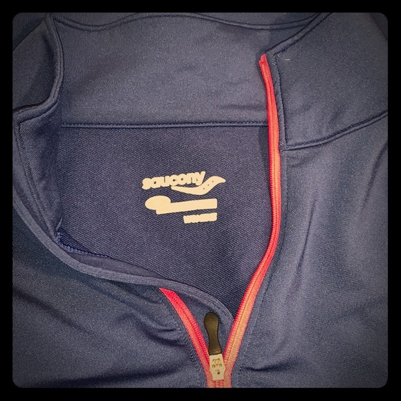 Saucony Running Top Jacket Sz Medium with thumb holes - Picture 2 of 5